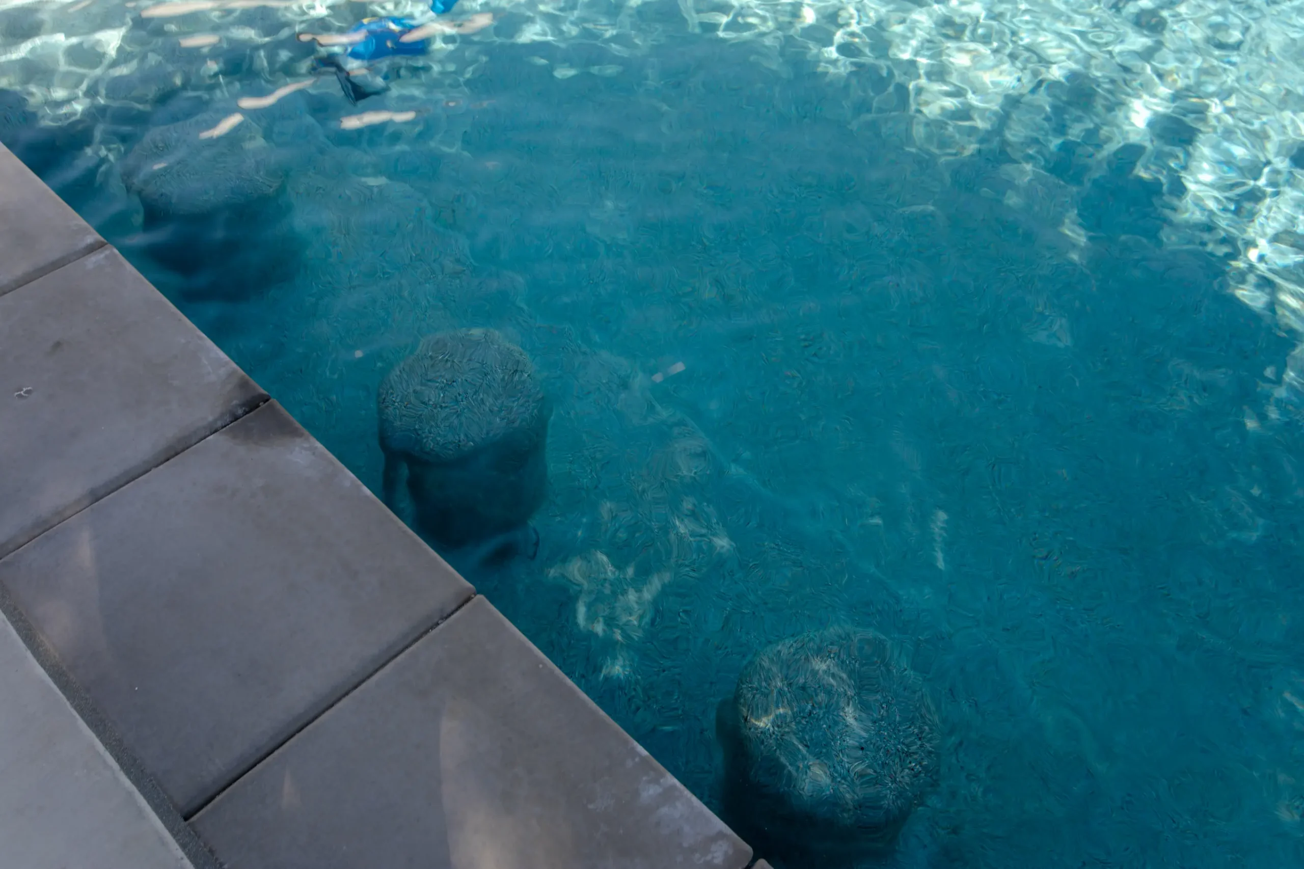 Pool Builder Serving Southern California, Southern Utah and Arizona 8 Swimming pool with submerged spa seating, highlighting an energy-efficient residential pool system affected by California’s updated pool heater regulations